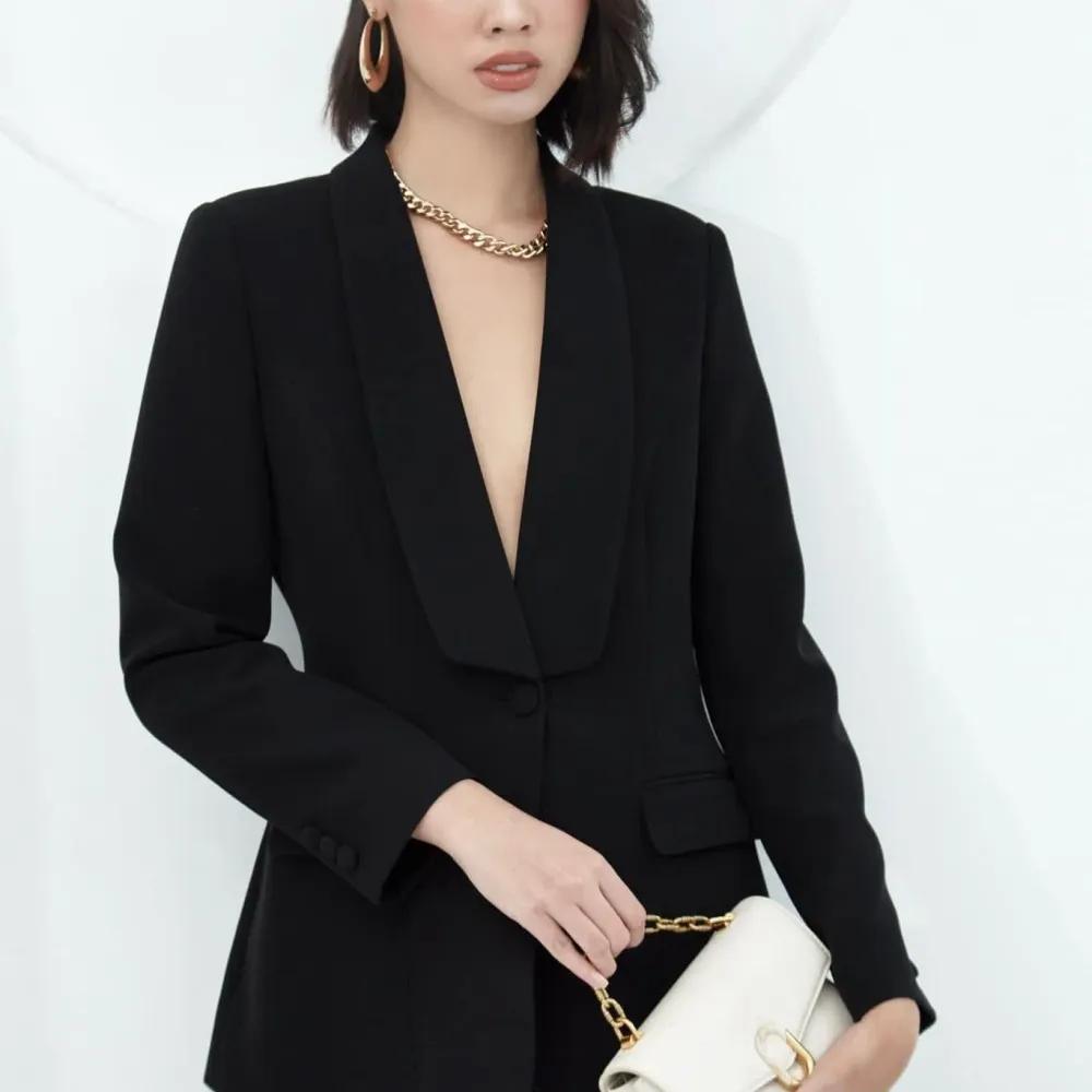 SUITS ĐEN LUCIA CỔ SAM