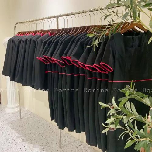 ĐỒNG PHỤC ĐEN PHỐI HOẠ TIẾT HỒNG